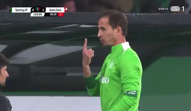 St Juste sofre falta e é expulso no Sporting - Santa Clara