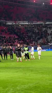 Jogadores agradecem aos adeptos depois do Leipzig - Sporting