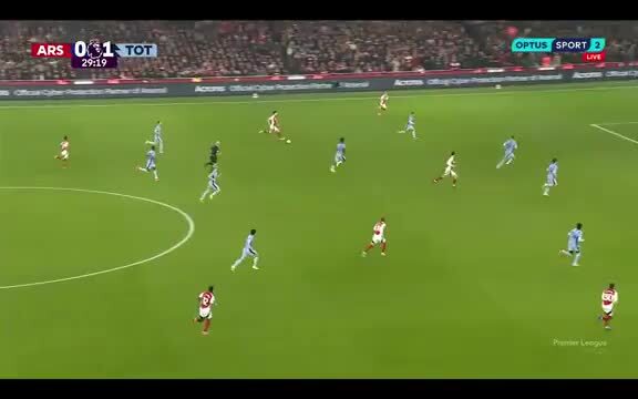 Pedro Porro, ex Sporting, sofre drible e aleija-se no Arsenal - Tottenham