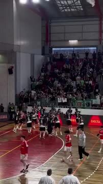 Equipa de andebol do Sporting festeja vitória frente ao Benfica