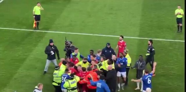 Everton - Liverpool termina em confusão das grandes
