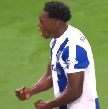Samu dá soco nas costas de Alexander Bah sem motivo nenhum