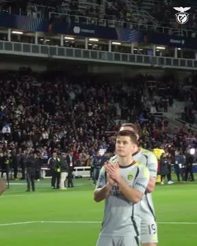 Adeptos apoiaram numa só voz o Benfica no jogo contra o Barcelona