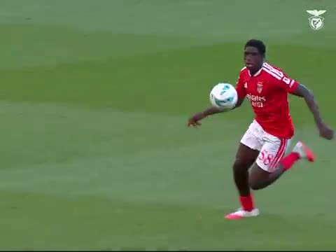 Daniel Banjaqui sofre falta "assassina" no Benfica - Gil Vicente