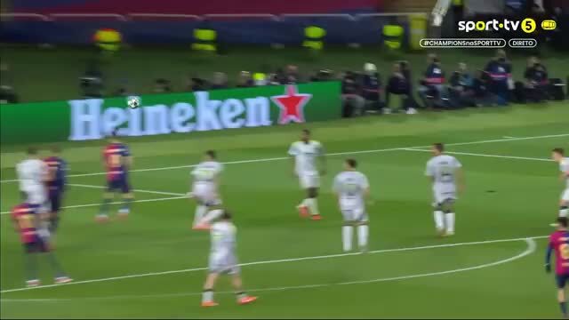 Lamine Yamal volta a adiantar o Barcelona frente ao Benfica