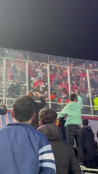 Adeptos do Benfica e do Barcelona protagonizaram confusão nas bancadas