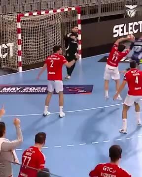 Gustavo Capdeville: muralha do Benfica na EHF