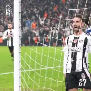 Ex Benfica em altas: João Mário e Rafa Silva destacam-se no Besiktas