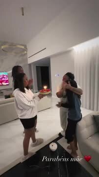 Renato Sanches festeja aniversário da mãe em dia de gala do Benfica