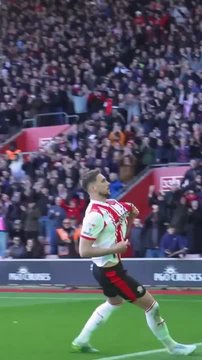 Golo de Taylor Harwood-Bellis, alvo do Benfica, pelo Southampton