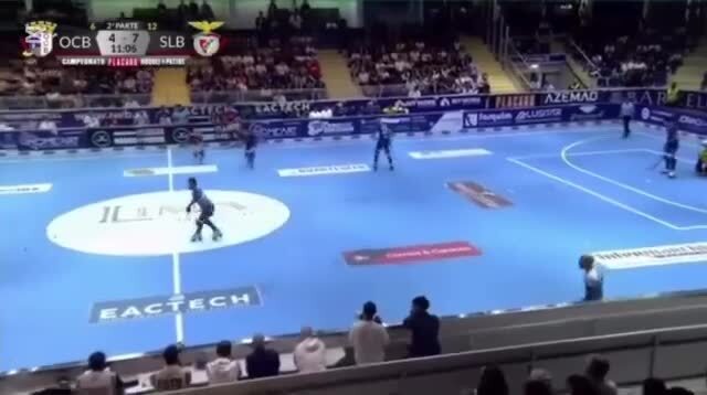 Árbitro 'voa' depois de chocar com jogador do Benfica