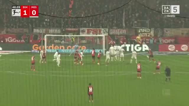 Grimaldo em altas: ex Benfica marca golaço na Bundesliga