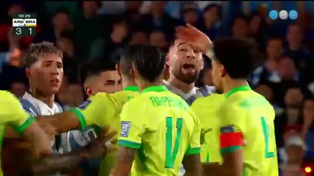 Otamendi manda calar Raphinha no Argentina - Brasil
