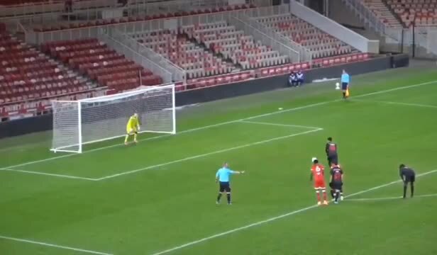 Craque do Benfica bate penálti à Panenka