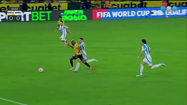 Nicolás Otamendi expulso com vermelho direto no Equador - Argentina