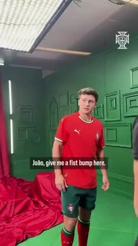 João Neves, ex Benfica, participa na lançamento do equipamento da Seleção