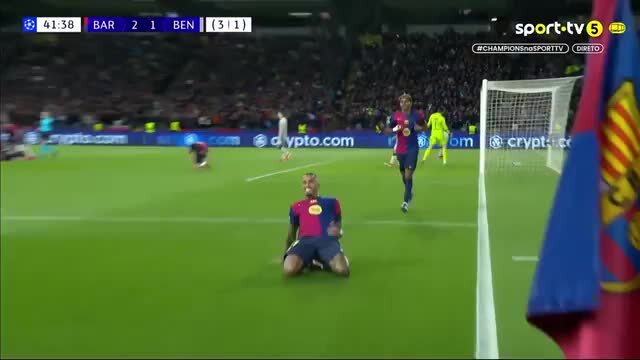 Raphinha bisa contra o Benfica e faz o terceiro do Barcelona