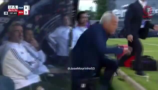 José Mourinho quase dá queda no Famalicão - Benfica
