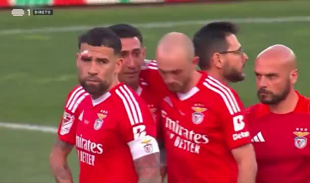 Di María lavado em lágrimas no final do Benfica - Sporting