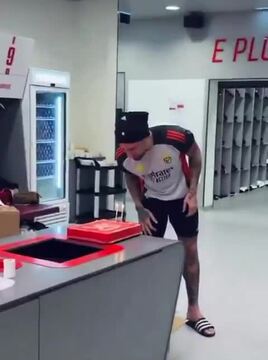 Balneário do Benfica festeja aniversário de Nicolás Otamendi