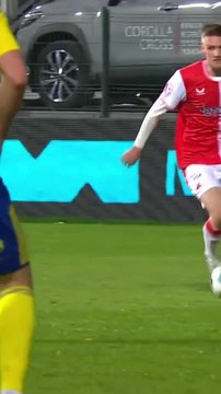 Golaço de Stepán Chaloupek, alvo do Benfica, pelo Slavia Praga