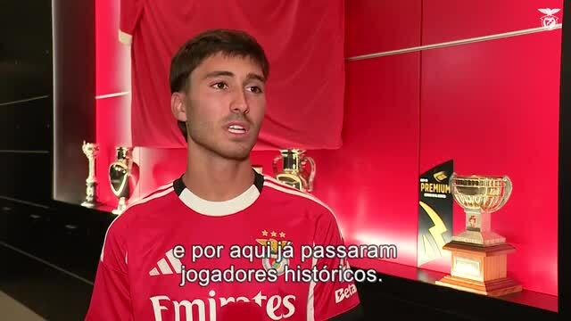 Depois de assinar, Rafael Obrador já fala com as cores do Benfica