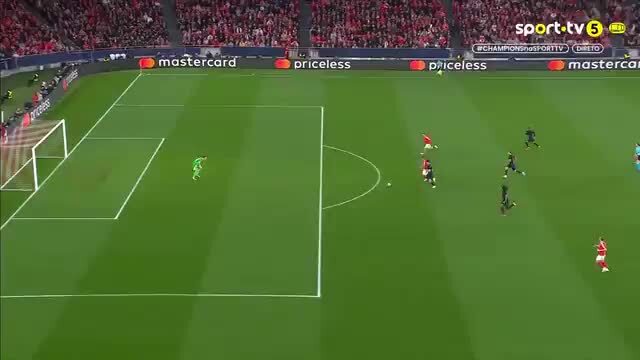 Cubarsí é expulso e Barcelona joga com menos um frente ao Benfica