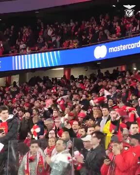 Adeptos apoiam Benfica contra Barcelona até ao último segundo