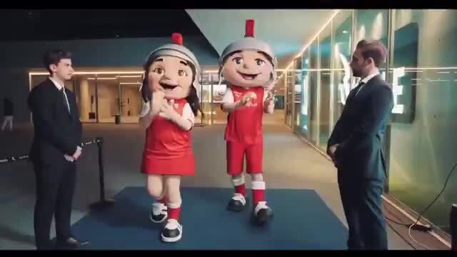 Natal festeja-se mais cedo! Mascote do Benfica em comunhão com rivais