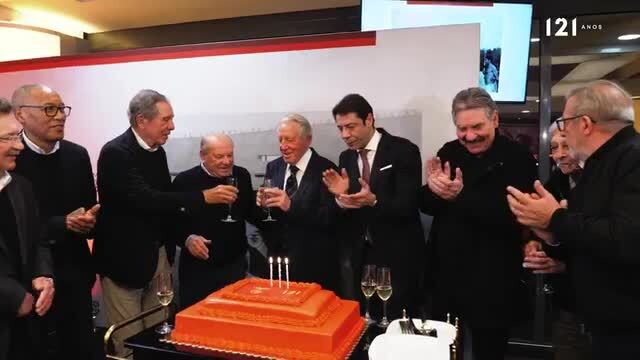 Rui Costa faz as honras no aniversário do Benfica