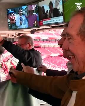 Benfica proporciona momento especial a antiga glória