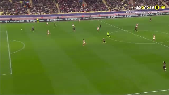 Vangelis Pavlidis adianta o Benfica no marcador