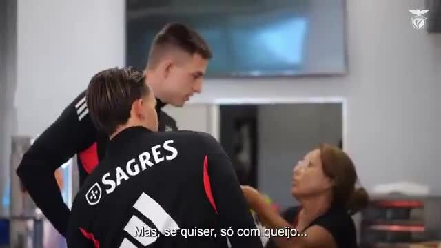 Inesperado! Trubin vira tradutor e ajuda Dedic no Benfica