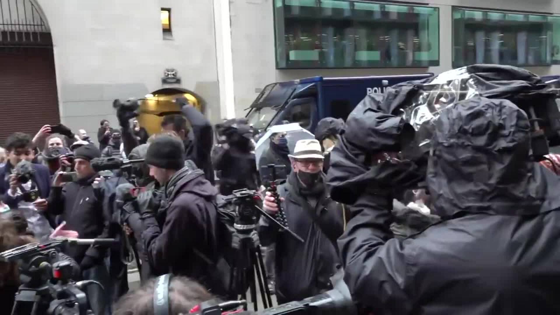 Activistas celebran que la Justicia rechace la extradición de Assange