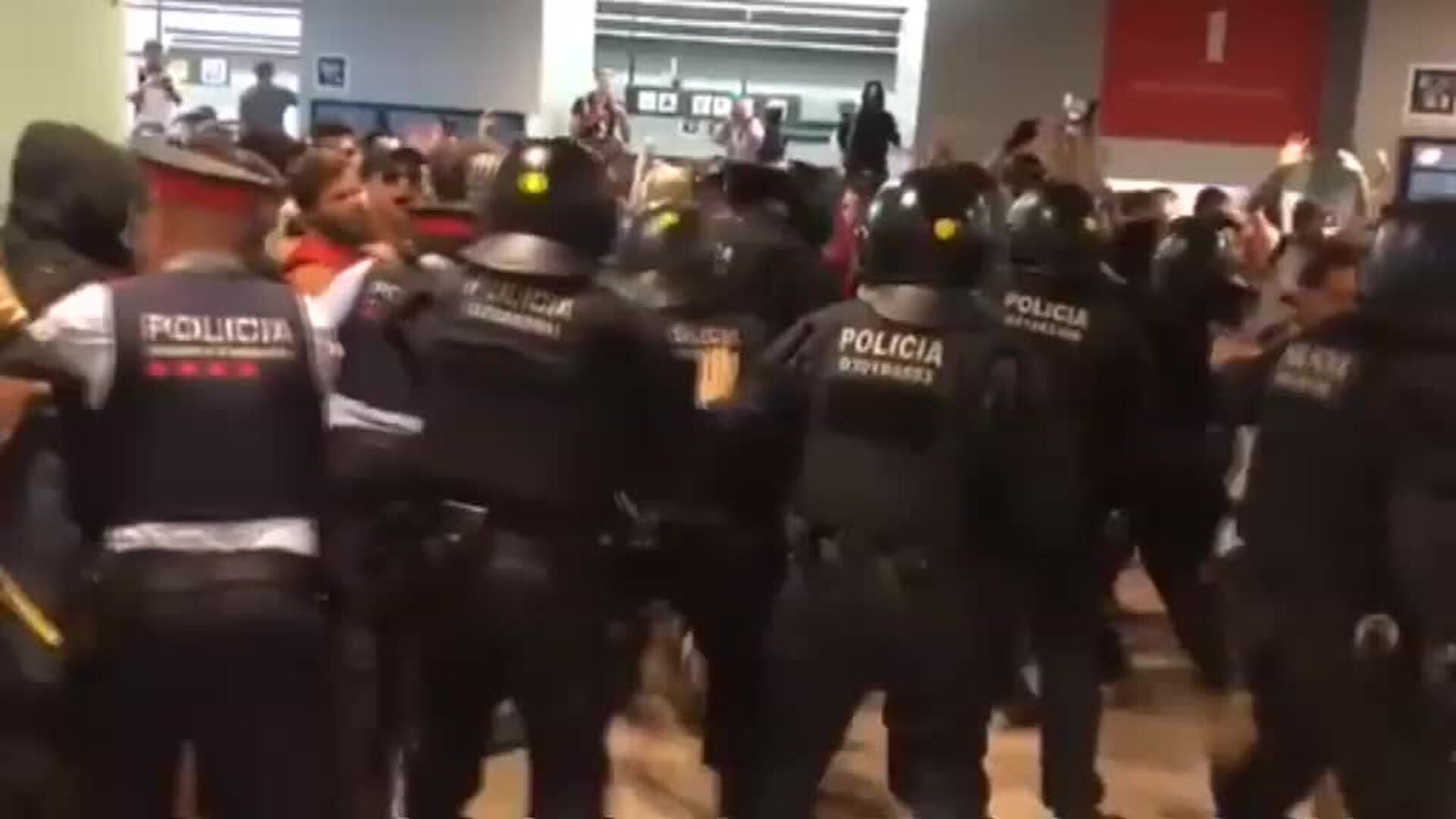 &#039;Tsunami Democrático&#039; llama a los activistas a bloquear El Prat como protesta a las sentencias del procés