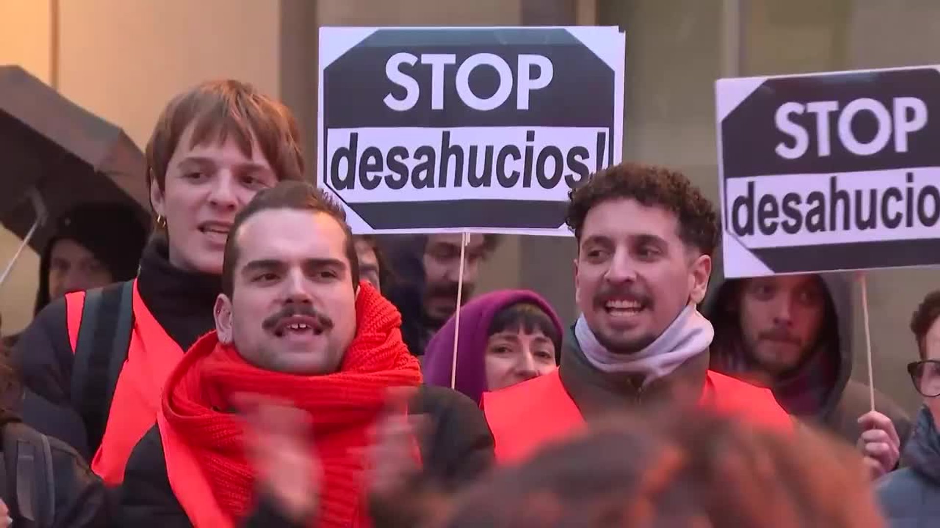Madrileños protestan por el fin de la moratoria antidesahucios a las ...