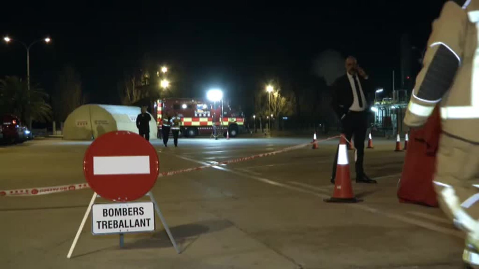 Los bomberos trabajan en la extinción del incendio en la petroquímica de Tarragona