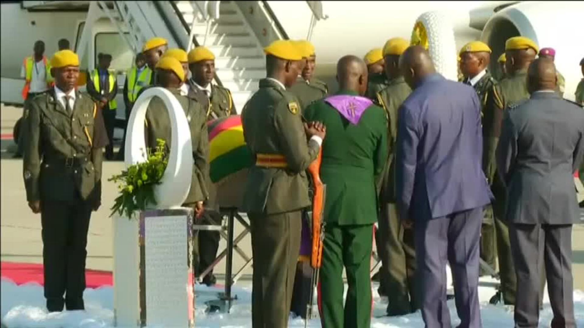 El féretro de Robert Mugabe llega a Zimbaue