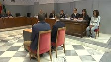 "Ana Julia tenía tierra en las manos y en la sudadera cuando se la detuvo", señala un agente