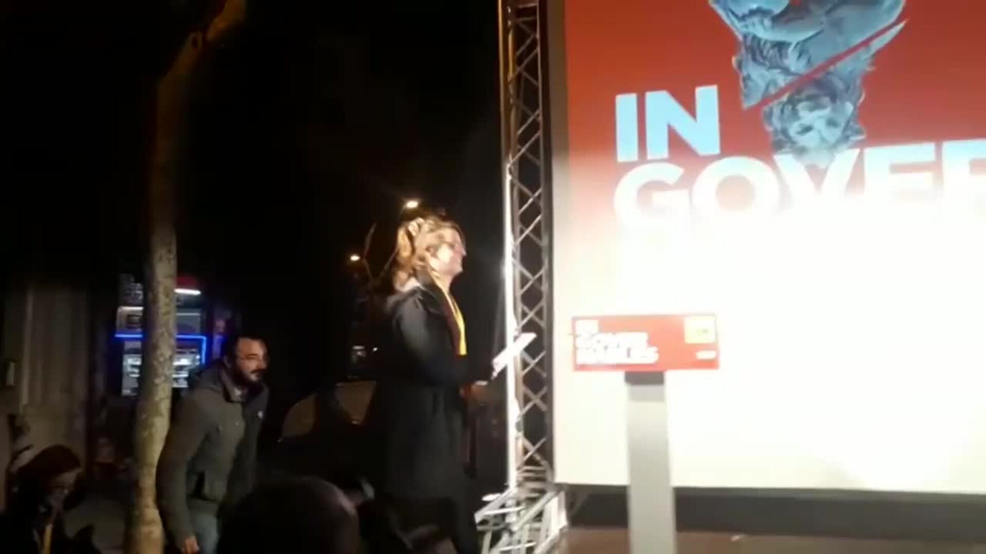 Mireia Vehí y Albert Botran (CUP) celebran su entrada en el Congreso