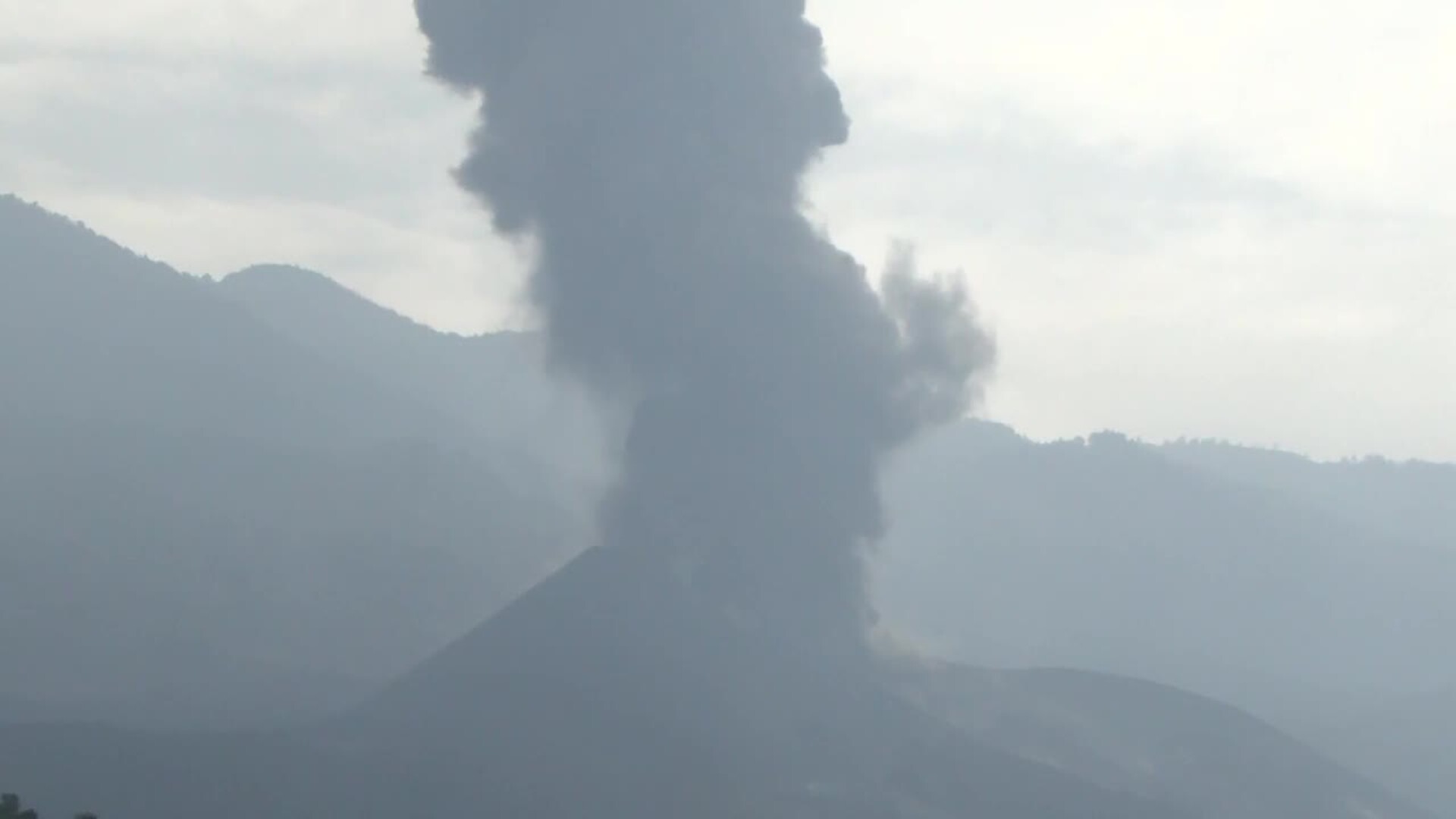 El volcán de La Palma emite lava de nuevo tras unas horas casi inactivo