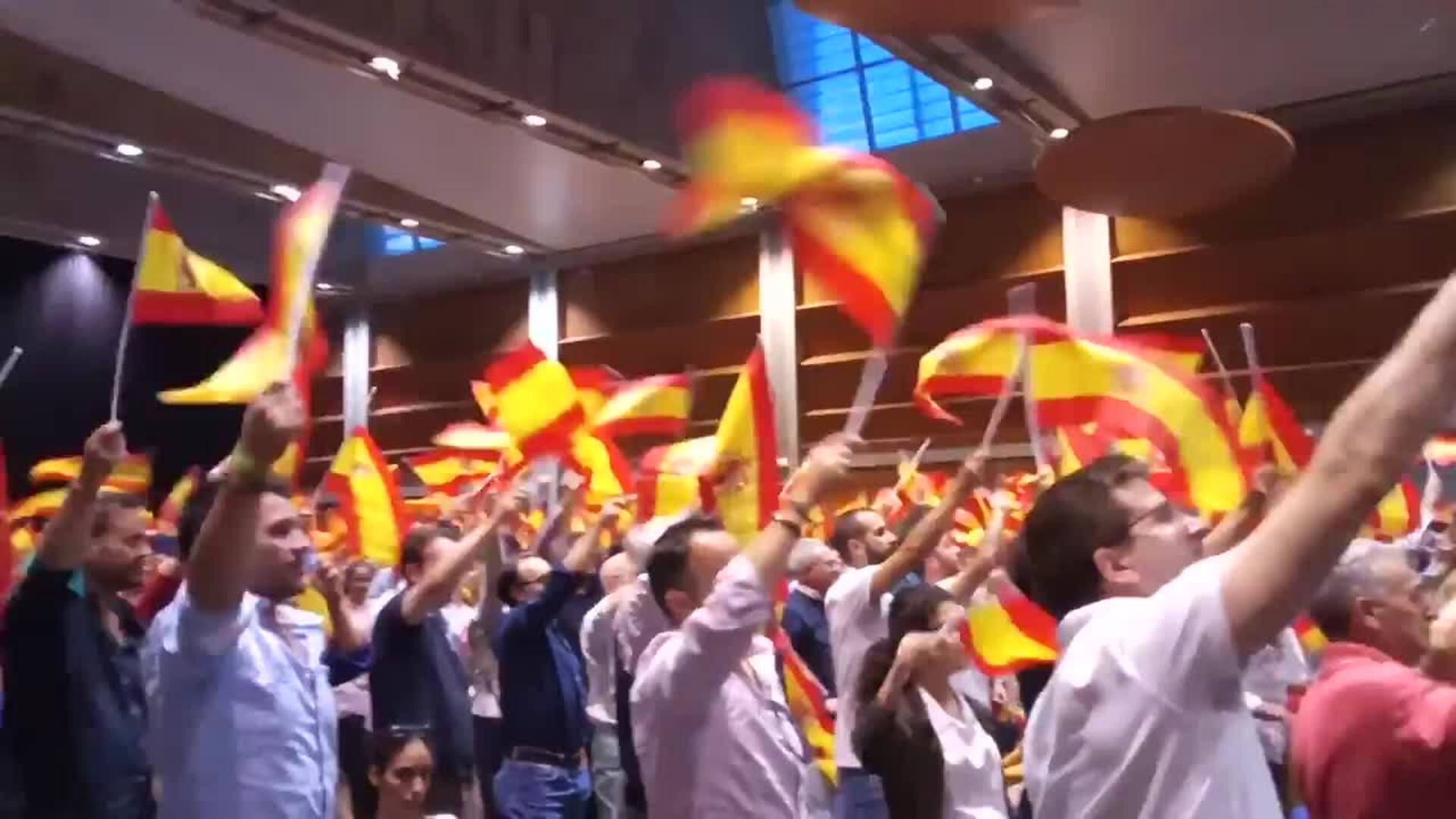 Asistentes al acto de Vox en Zaragoza entonan &#039;El novio de la muerte&#039;