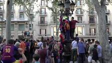 La hinchada del Barcelona celebra en Canaletas el título de Liga que aún no tiene matemáticamente