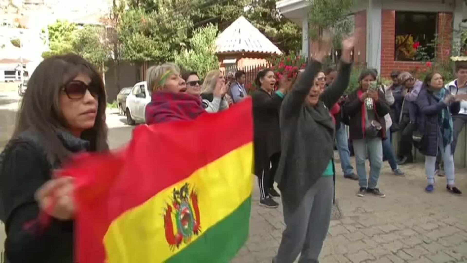 Continúa la tensión con protestas en la embajada de México en Bolivia