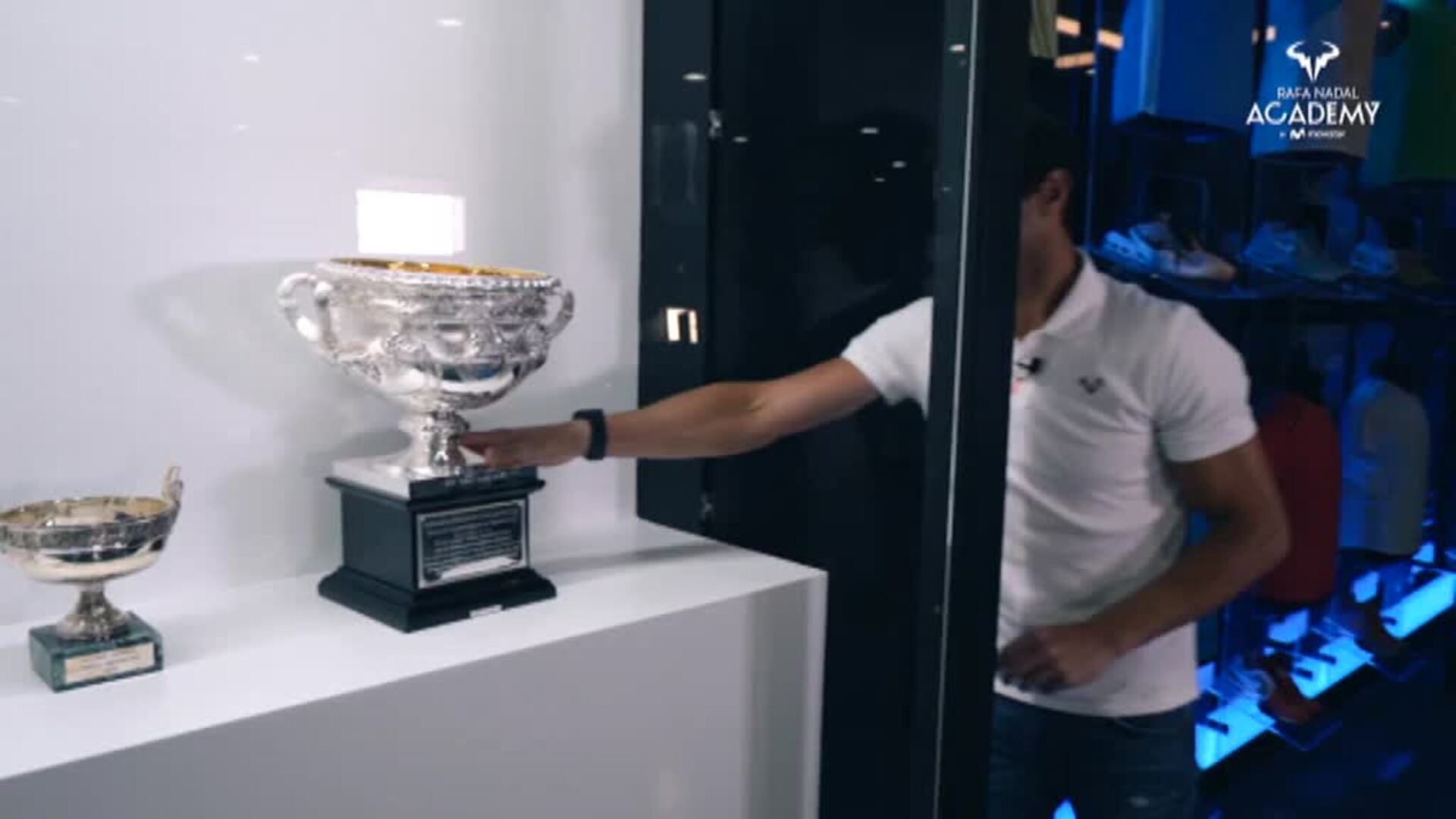 Nadal coloca el trofeo del Open de Australia en el museo de su academia