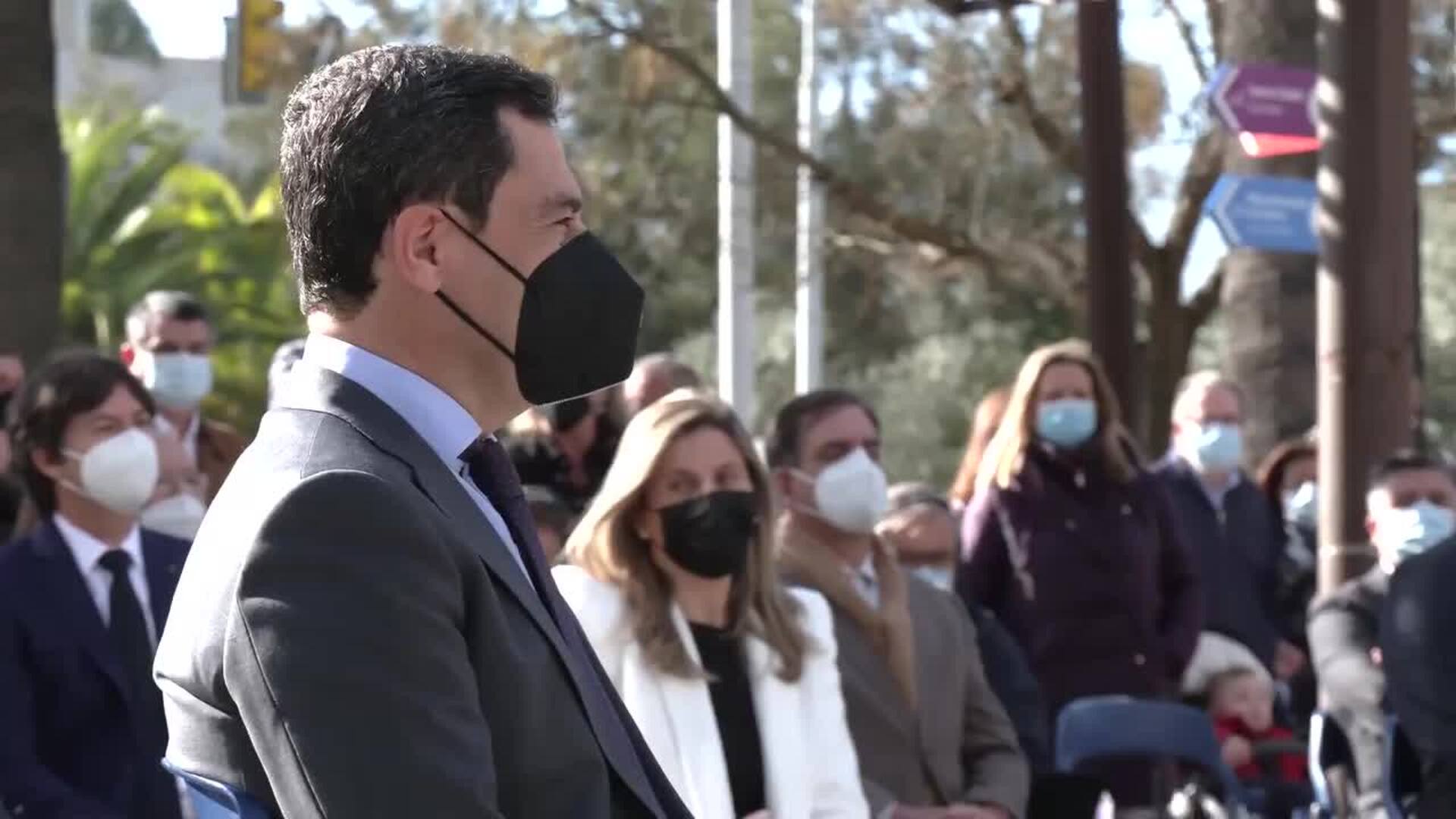 Moreno inaugura la estatua homenaje a los sanitarios en Huelva