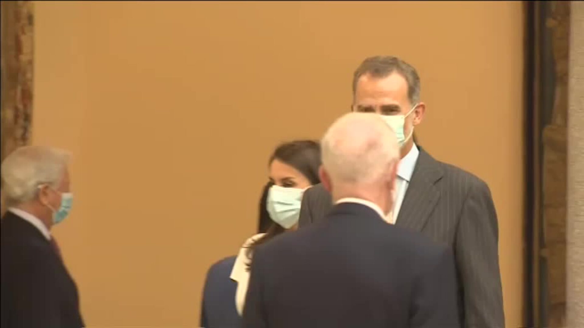 Sánchez con Felipe VI tras el veto del Gobierno al Rey para asistir a la entrega de los despachos oficiales en Barcelona