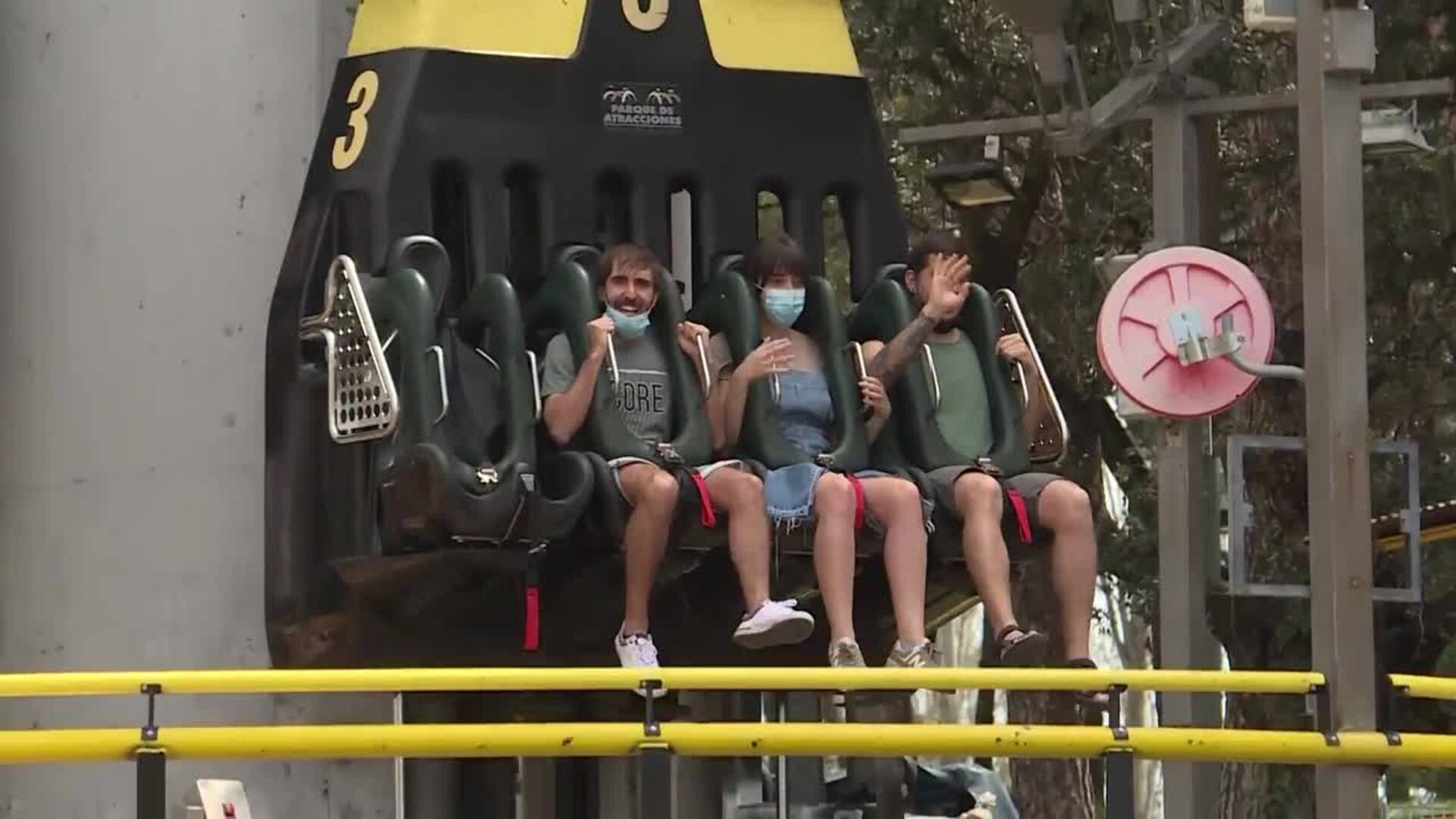 El buen tiempo anima a los turistas a visitar el Parque de Atracciones de Madrid