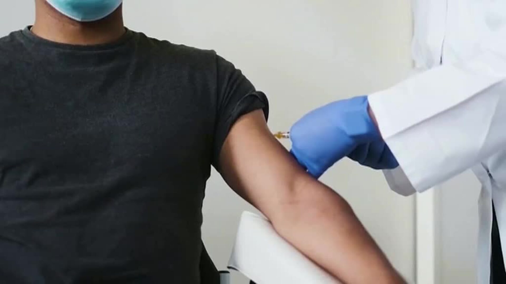 De &quot;confinamiento&quot; a &quot;vacunación&quot;