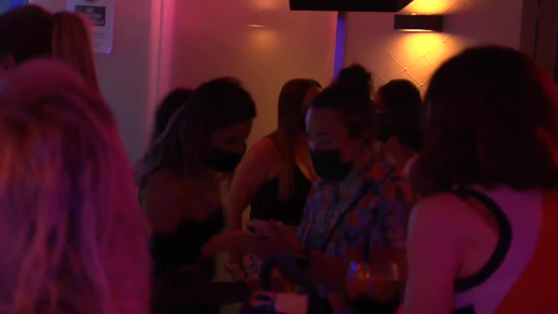 Miles de jóvenes salen de botellón sin respetar las normas durante la noche de este viernes